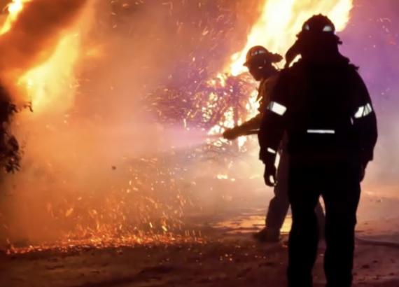 लस एन्जेलस आगलागी अझै नियन्त्रण बाहिर, दशौं हजार संरचना ध्वस्त, मृतक संख्या १० पुग्यो